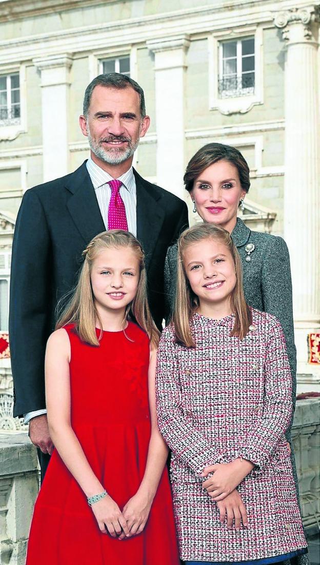 Familia. La felicitación es una imagen de los Reyes y sus hijas. :: EFE/