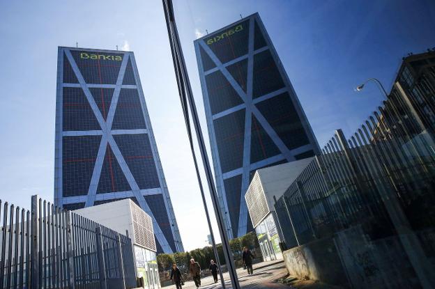 Vista general del rascacielos donde Bankia tiene fijada su sede central, en Madrid. :: s. vera / Reuters/