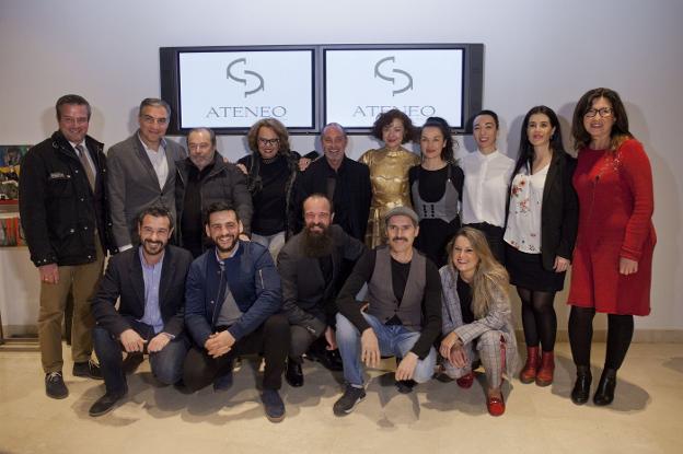 Foto de familia de los galardonados en los Premios Ateneo de Teatro 2107 con las autoridades. :: a. cabrera
/