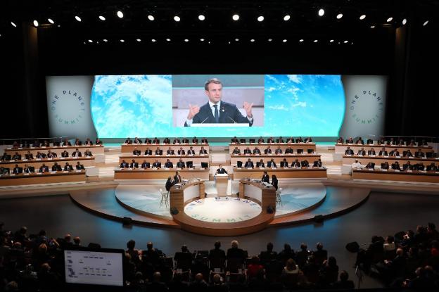 Macron interviene en la jornada inaugural de una cumbre que reúne a medio centenar de jefes de Estado y de Gobierno. :: ludovic MARIN / afp/