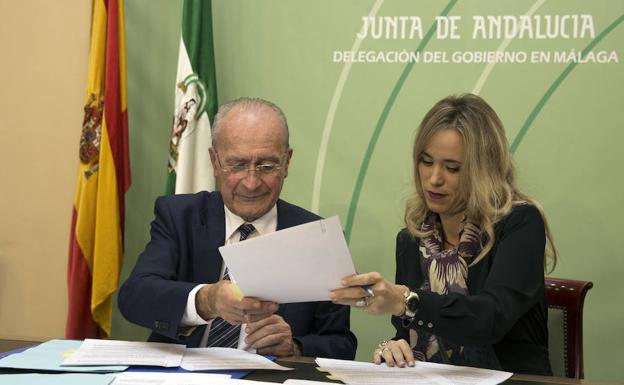 El alcalde y la delegada de Educación, durante la firma del convenio de cooperación. /Ñito Salas