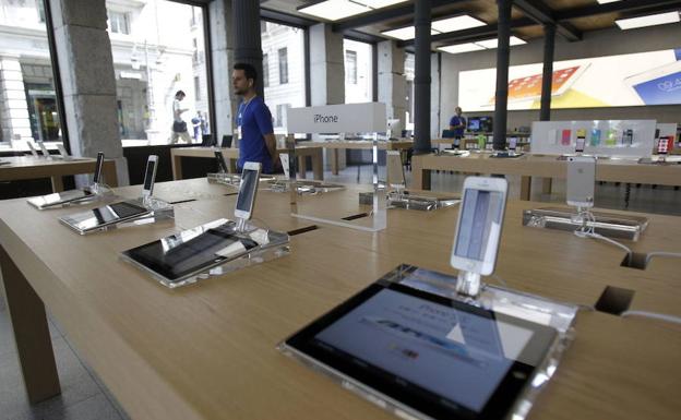 Interior de la tienda Apple de la Puerta del Sol de Madrid./Efe
