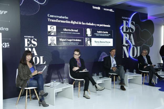 Maria Jimena Duzán, Andrés García y Alberto Bernal, durante una de las conferencias. :: guillermo torres/