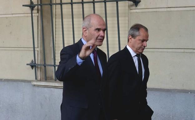 Manuel Chaves, a su llegada hoy a la Audiencia de Sevilla./EFE