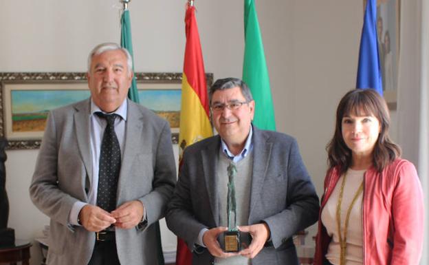 Marcelino Méndez-Trelles, Antonio Moreno Ferrer y María José Roberto posan con el galardón. /E. C.