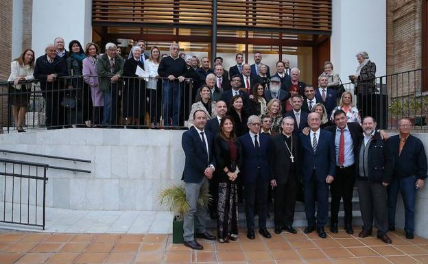 Asistentes al acto celebrado ayer para hacer entrega de los donativos a entidades que ayudan a los más desfavorecidos y de homenaje a los pintores de las postales navideñas. /Salvador Salas