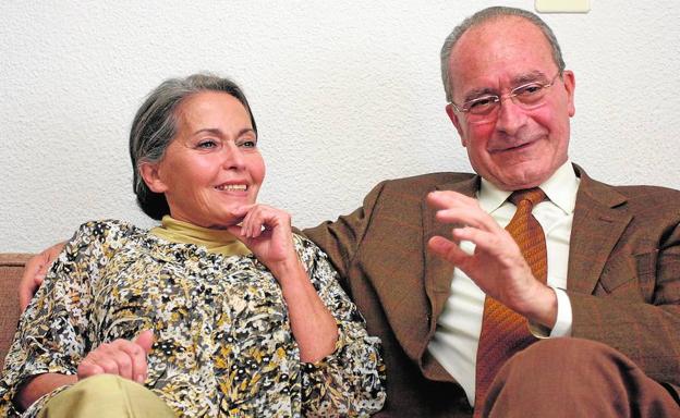 Rosa Francia y Francisco de la Torre, en su vivienda en la capital./SUR
