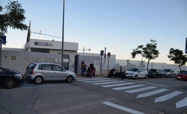 La madre de la niña olvidada en un bus escolar en Rincón de la Victoria: «Ha sido un fallo humano. No queremos culpar al colegio»