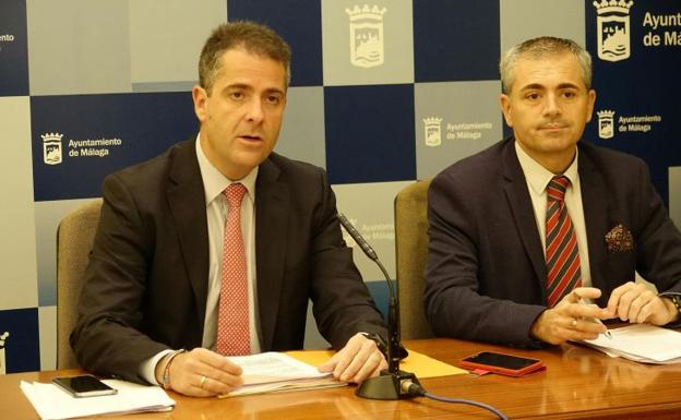 E portavoz del equipo de gobierno, Carlos Conde, y el concejal de Derechos Sociales del Ayuntamiento, Julio Andrade./SUR