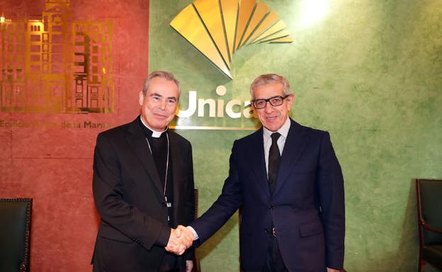 El Obispo de Málaga, Jesús Catalá, junto al presidente de la Fundación Unicaja, Braulio Medel./SUR