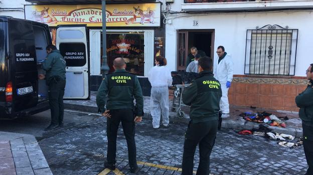 Efectivos de la Guardia Civil, ayer en el traslado del cadáver. :: e. cabezas/