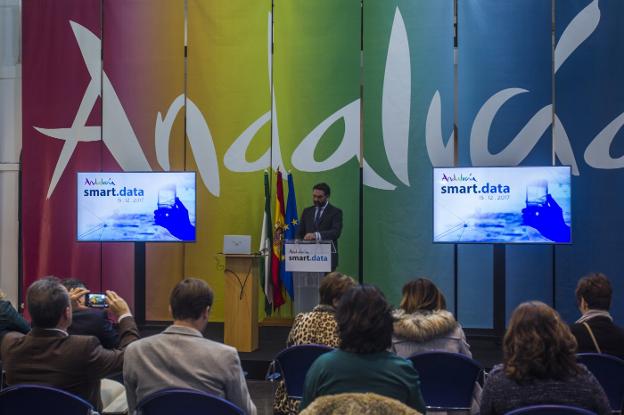 El consejero, en la inauguración de las jornadas, celebradas en Málaga. :: fran acevedo/