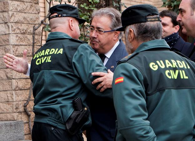 El ministro Zoido da el pésame a los compañeros de los agentes asesinados Víctor Romero y Víctor Caballero, y el civil José Luis Iranzo. :: efe/