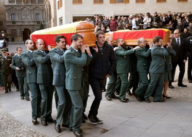 Funeral celebrado ayer en Alcañiz por los agentes asesinados. :: efe/