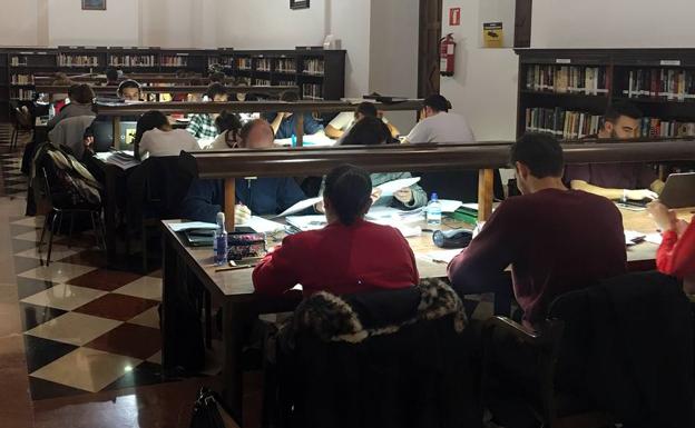 Así está la sala de la biblioteca en pleno uso por estudiantes y usuarios. /AJG