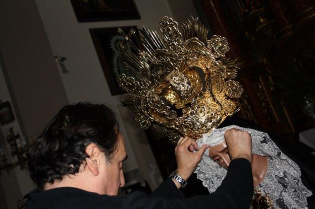 Ángel Ruiz vistiendo a la Virgen de las Angustias de Ronda. a. o./
