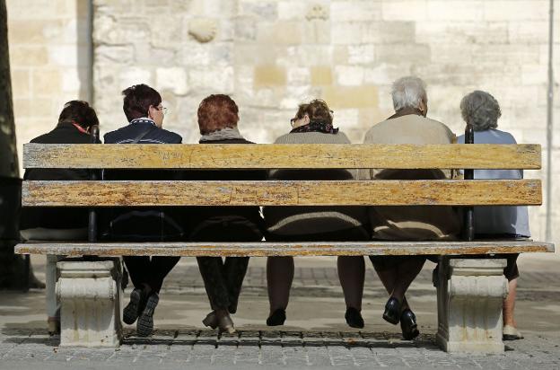Un grupo de jubilados, en un parque de Burgos. :: césar manso / afp/