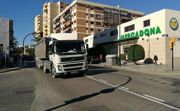 Un vehículo de gran tonelaje pasa por la Avenida Juan Sebastián Elcano./