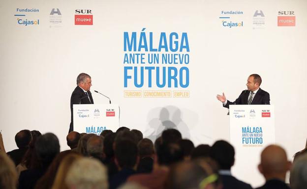 El consejero de Empleo, Javier Carnero, protagonizó un coloquio con el director de Diario SUR, Manuel Castillo, que le transmitió preguntas de los asistentes al foro. /Salvador Salas