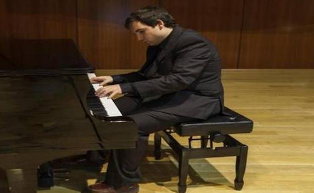 El pianista malagueño Julián Laguna ofrecerá un recital como broche final. /