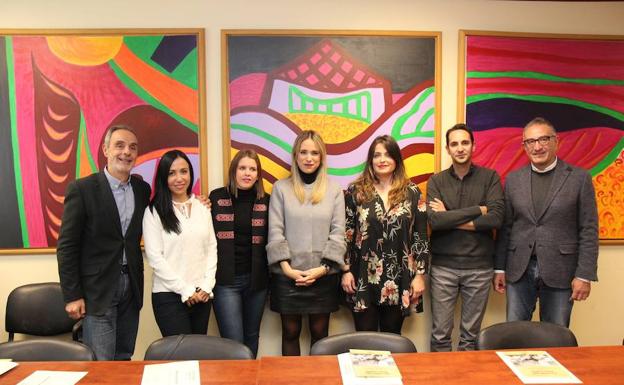 Juan Antonio Aguilar, Marina Doña, Gabriela López, Patricia Alba, Patricia Santos, Samuel Ruiz y Juan Salvador García, ayer en la Delegación de Educación. /Sur