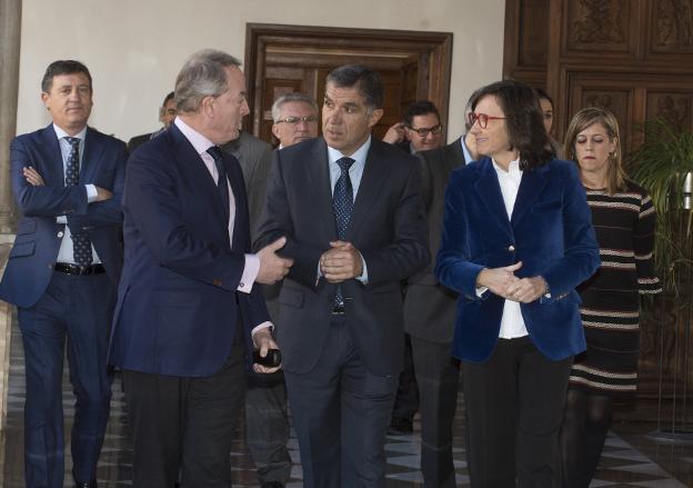 Rosa Aguilar con el presidente del TSJA, ayer en Granada. /EFE