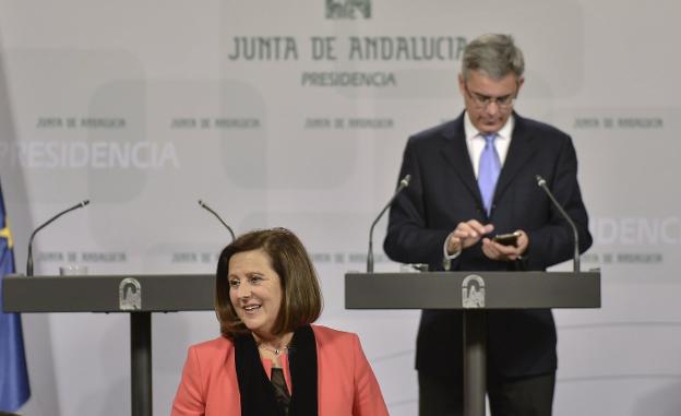 La consejera de Igualdad, María José Sánchez Rubio, y el portavoz, Juan Carlos Blanco. :: efe/