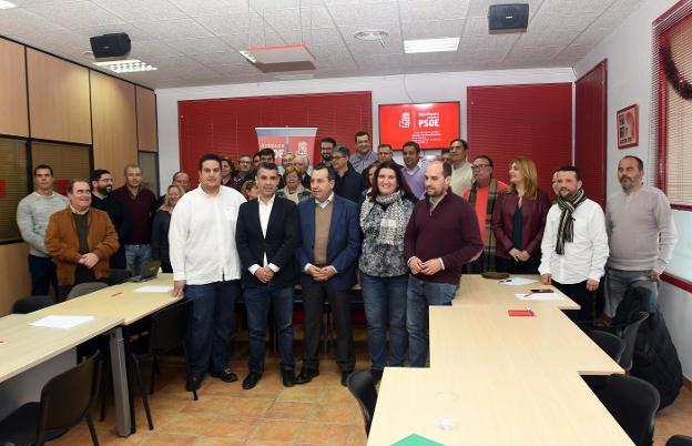 José Luis Ruiz Espejo y José Bernal, ayer en la sede del PSOE de San Pedro Alcántara. /Josele-Lanza -