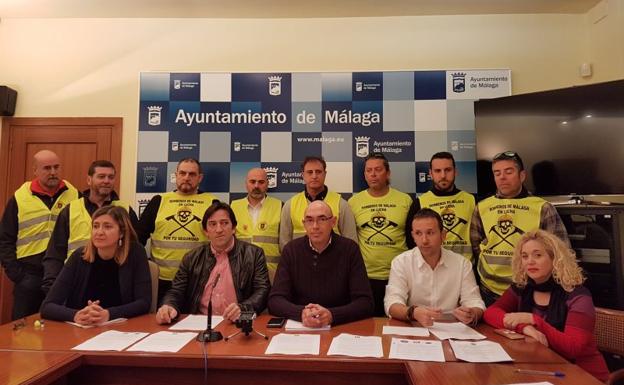 Representantes de los grupos de la oposición y de Bomberos, durante la presentación de la moción. /SUR