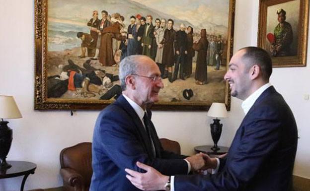 El alcalde, Francisco de la Torre, saluda al empresario Abdullah Al Darwish. /Fernando González