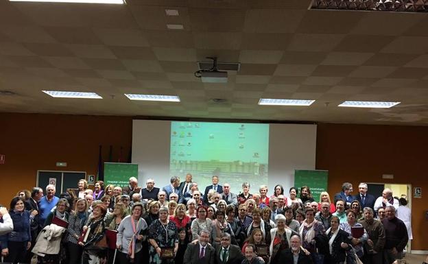 El Clínico ofrece un homenaje a los profesionales jubilados en los dos últimos años