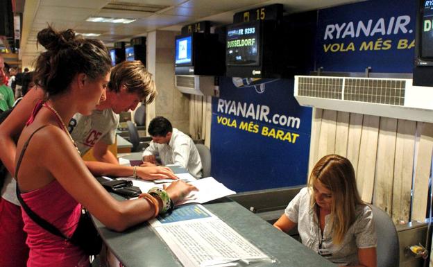 Usuarios en el mostrador de una aerolínea./R. Townsend