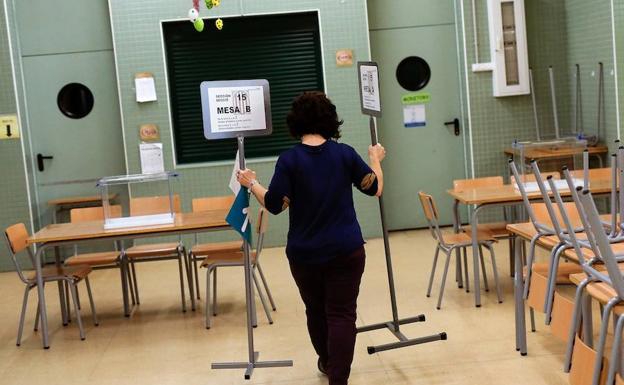 Preparación de uno de los colegios electorales donde se votará hoy. /AFP