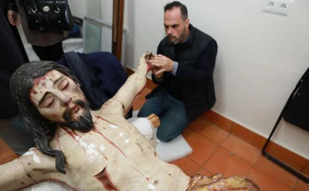 Francisco Naranjo interviene en la talla de Cristo Crucificado. 