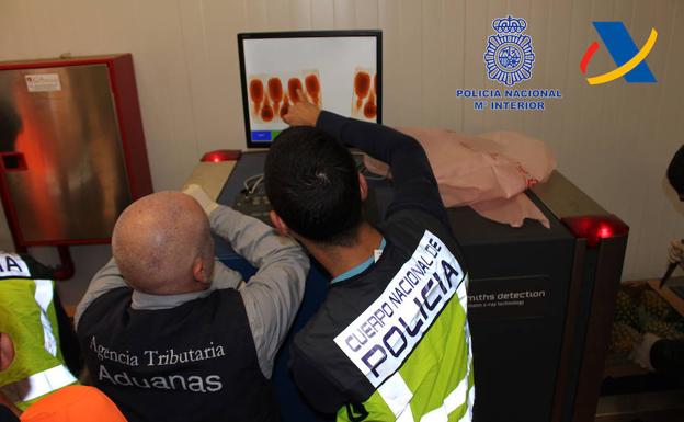 La policía localiza la sustancia estupefaciente.