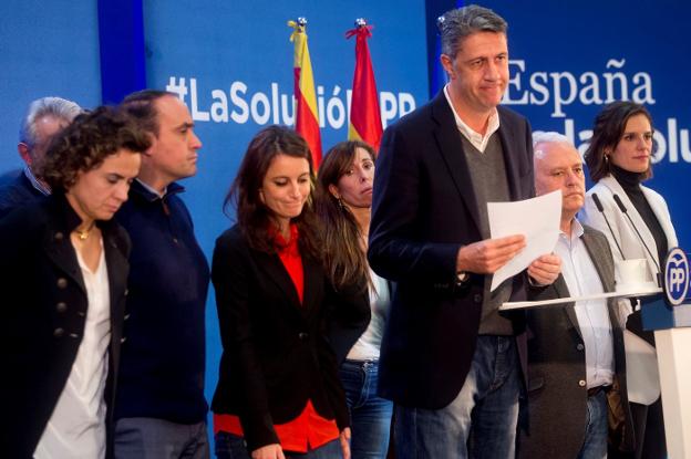 Xavier García Al biol, ayer, acompañado por dirigentes del PP catalán, después de valorar lo resultados electorales del 21-D. :: quique garcía / efe/