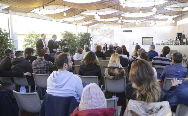 Comerciantes y empresarios, ayer durante su encuentro con representantes del Ayuntamiento. /Sur