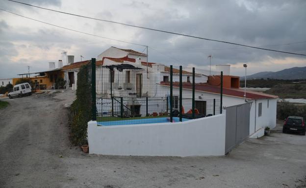 Cortijada de Algarrobo donde vivía el matrimonio, con la casa donde ocurrió el suceso en primer término. /Eugenio Cabezas