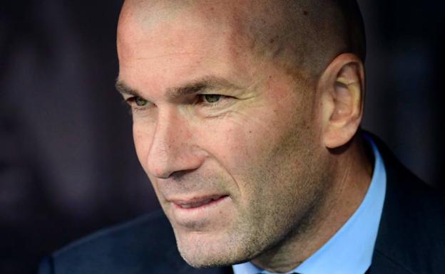 Zidane, mientras observa el clásico./AFP
