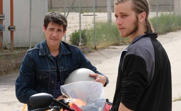 Emilio Palacios (derecha) y Juan José Ballesta, en la serie ‘Servir y proteger’./Pipo Fernández