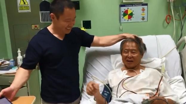 Kenji Fugimori visita a su padre Alberto el hospital peruano donde permanecía internado. :: r. C./