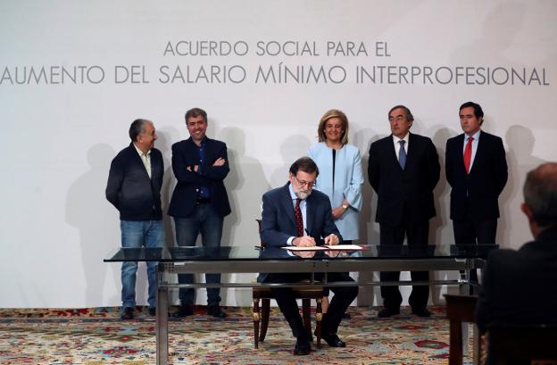 Mariano Rajoy firma el acuerdo ante la ministra de Empleo y los líderes sindicales de CC OO y UGT y de la patronal CEOE y Cepyme. :: efe/