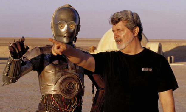 George Lucas dirige a Anthony Daniels, C-3PO, en el rodaje de 'El ataque de los clones'. :: Lisa Tomasetti / ap/