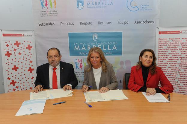 Momento de la firma del convenio de colaboración entre el Ayuntamiento y Cruz Roja./Josele-Lanza -