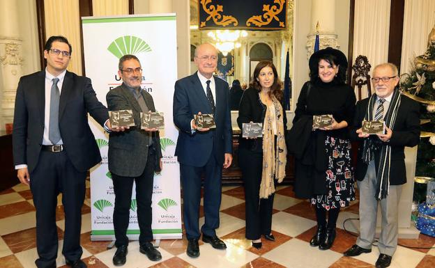 El director de Actuaciones Socioculturales de la Fundación Unicaja, Rafael Muñoz Zayas y el autor premiado, con los escritores Aurora Luque y José Infante, el alcalde de Málaga y la concejala de Cultura. /SUR