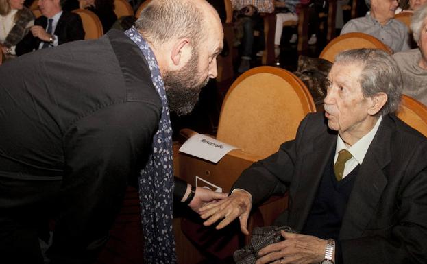 Manuel Alcántara, en primera fila, recibió el cariño de muchos invitados.