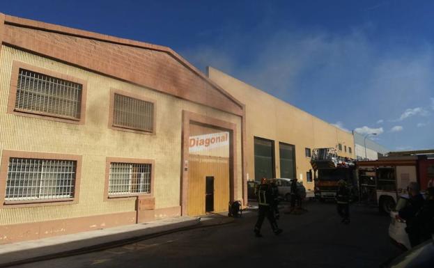El incendio ha tenido lugar en el polígono San Luis. /SUR