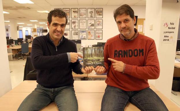 Antonio Ortín y Alejandro Hurtado muestran el libro ‘Camino de la Memoria’./Salvador Salas