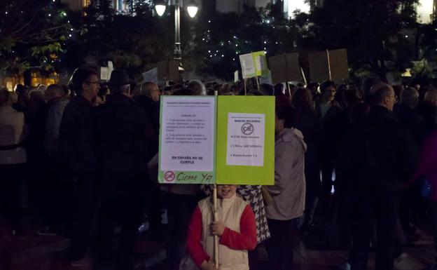 La plaza de la Merced concentró ayer a decenas de personas que exigieron el cierre de la cárcel de Archidona./Álvaro Cabrera