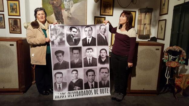María Luisa y Carmen, dos de las nietas de José Centurión, el pasado jueves en la localidad cordobesa.:: sur/